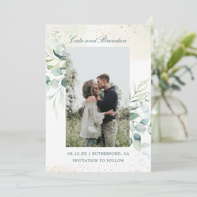 Rustikales Eukalyptus Grünes Foto Elegante Hochzei Save The Date (Stehend Vorderseite)