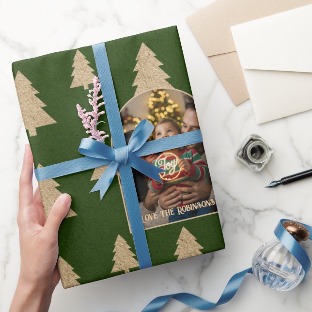 Rustikales Evergreen Tree Personalisiertes Weihnac Geschenkpapier (Schenken)