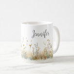 Rustikales Feld der Wildblumen Monogramm Kaffeetasse<br><div class="desc">Diese wunderschöne Kaffee-Tasse besticht durch ein rustikales Feld von weichen Aquarellfarben-Wildblumen. Fügen Sie einen Namen hinzu, um ihn zu personalisieren. Macht ein tolles Geschenk für die Braut zu sein, Brautjungfrau, Mutter, beste Freundin oder Tochter! Erstellt von der einfachen Farmhouse Press.</div>