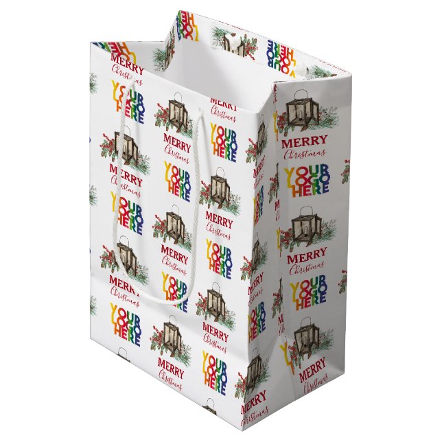 Rustikales Firmenlogo Weihnachten Mittlere Geschenktüte (Vorderseite Schrägansicht)