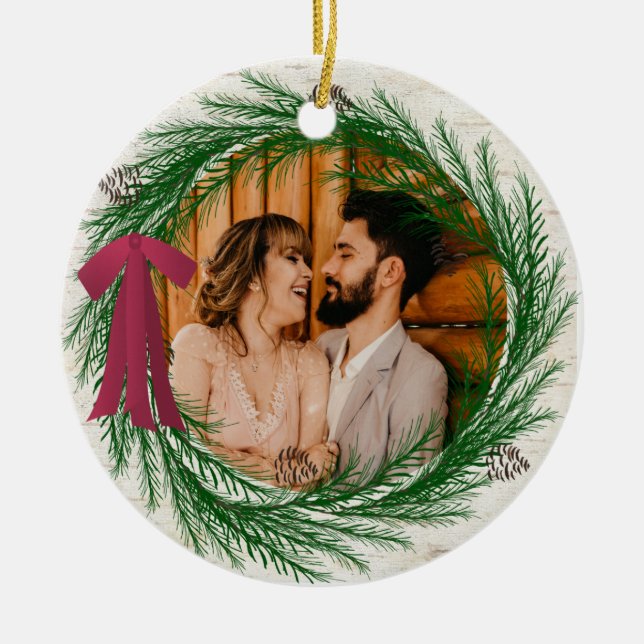 Rustikales First Christmas Verheiratet Kiefernkief Keramik Ornament (Vorne)