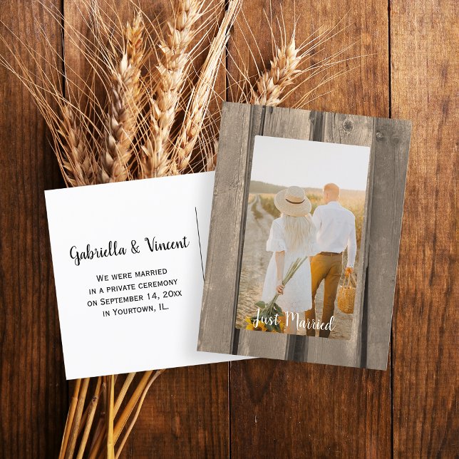 Rustikales Foto Ankündigungspostkarte (Announce you're hitched with a rustic barn wedding photo postcard.)