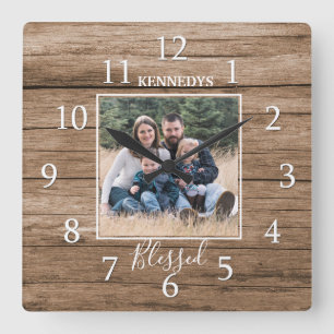 Rustikales Foto "Familienname Holz" Selegener Baue Quadratische Wanduhr