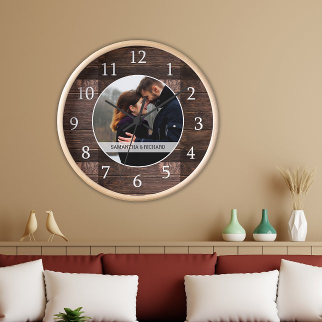 Rustikales Foto für Hochzeitsstipendiaten Große Wanduhr (Rustic Wood Wedding Anniversary Custom Photo Large Clock - 5th wedding anniversary gift idea)