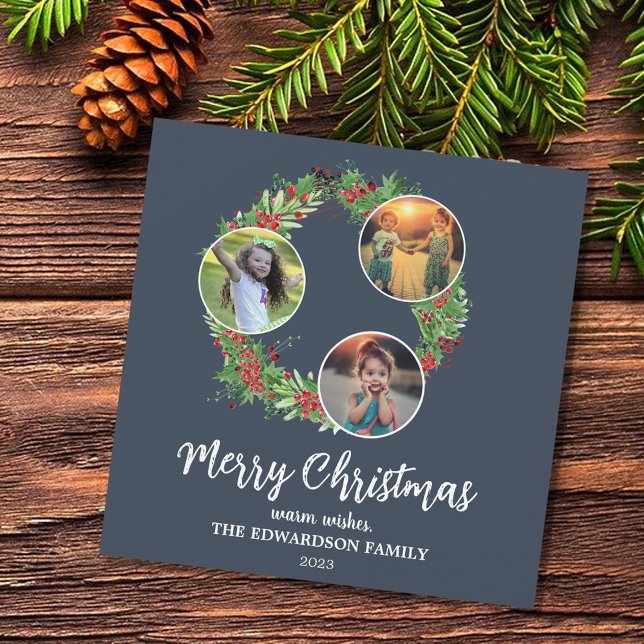 Rustikales Foto mit Merry Holiday Karte (Rustic holly wreath Merry Christmas photo collage holiday card.)
