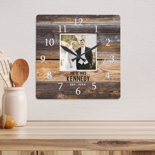 Rustikales Foto Quadratische Wanduhr (Rustic Wood Couple Photo Wedding Anniversary Square Wall Clock)