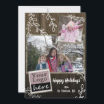 Rustikales Foto und Logos für den Urlaub in Holz u Feiertagskarte<br><div class="desc">Rustikales Holz Hintergrund mit niedlichen handgezogenen Reben drei Foto Collage Weihnachts Grußkarte Vorlage. Der gesamte Text ist einstellbar. Foto- und Logo-Upload Option. 
Herzlich willkommen bei Ihrem Büro,  bei Ihrem Firmennamen oder bei Ihrem Geschäftsinhaber.</div>