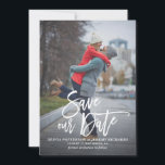 Rustikales Foto zur Handschrift Rettete unser Datu Save The Date<br><div class="desc">Eine stilvolle,  senkrechte,  Save the Date flache Karte mit rustikaler moderner Kalligraphie mit weiß-grauem Streifen. Personalisieren Sie diese Karte,  indem Sie Ihr eigenes Foto und Ihre Daten hinzufügen. Eine Version mit Flachkarte ist verfügbar.</div>