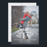 Rustikales Foto zur Handschrift Rettete unser Datu Save The Date<br><div class="desc">Eine stilvolle,  senkrechte,  Save the Date flache Karte mit rustikaler moderner Kalligraphie mit weiß-grauem Streifen. Personalisieren Sie diese Karte,  indem Sie Ihr eigenes Foto und Ihre Daten hinzufügen. Eine Version mit Flachkarte ist verfügbar.</div>