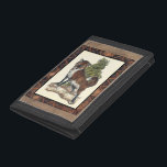 Rustikales Fox Stepping auf einem Baumstamm Tri-fold Portemonnaie<br><div class="desc">Dieser rustikale Ausdruck illustriert einen Fuchs vor einem Kiefernbaum. Die Farben sind in sanften Pastellfarben gehalten,  und das Bild hat traditionelle Motive im braunen Gama. Dieses Design wäre eine perfekte Ergänzung zu Ihrer Landhausdekoration.</div>