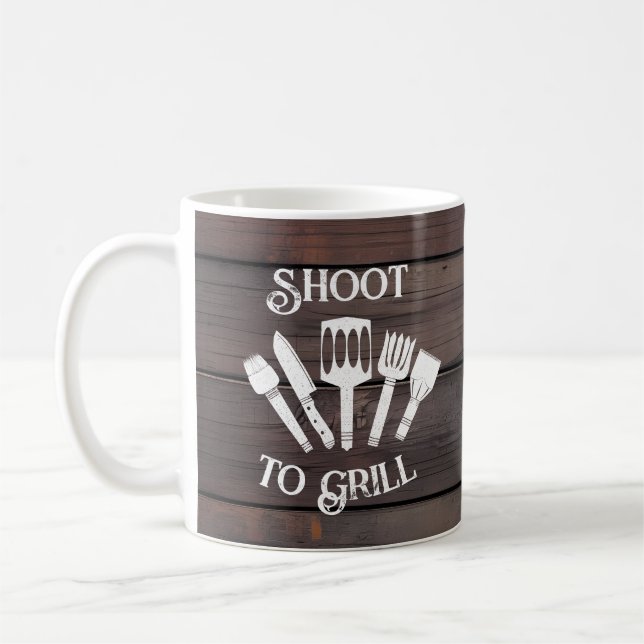 Rustikales Funny Cooking Geschenk Men Shoot to Gri Kaffeetasse (Links)