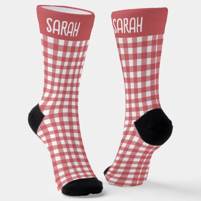 Rustikales Gingham mit individuellem Namen auf rot Socken (Gewinkelt)