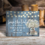 Rustikales Gipskraut Jar Dusty Blue Save the Date Ankündigungspostkarte<br><div class="desc">Rustikale Dusty Blue Barn Gipskraut Mason Jar & Glass Candle String Lichter Save the Date Hochzeitsankündigungen.</div>