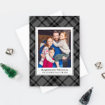 Rustikales graues Tartan Kariert Warmest Wünsche F Feiertagskarte<br><div class="desc">Karierte Fotokarte für den Winter mit festlichem, rustikalem und dennoch modernem Holzkohle-grauen und schwarzen schottischen Tartan mit kariertem gemustertem Hintergrund. gerahmtes Foto. Personalisieren Sie den benutzerdefinierten Text "Warmste Wünsche" mit Ihrem bevorzugten Wortlaut, Familiennamen und dem Jahr. Die Rückseite der Karte wird durch ein koordinierendes Muster schwarz-weißer Streifen in horizontaler Form...</div>