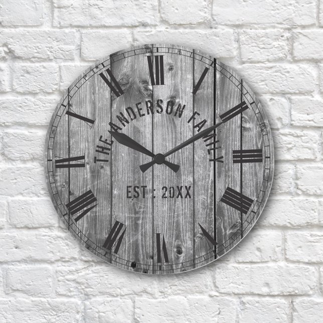 Rustikales Grauholz - Familienname Bauernhof Runde Wanduhr (Von Creator hochgeladen)