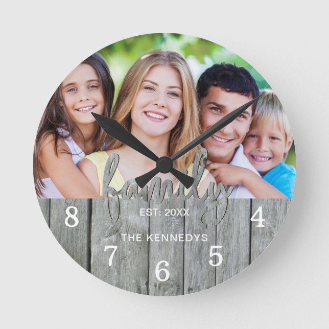 Rustikales Grauholzfamilientypografisches Foto Runde Wanduhr (Vorderseite)