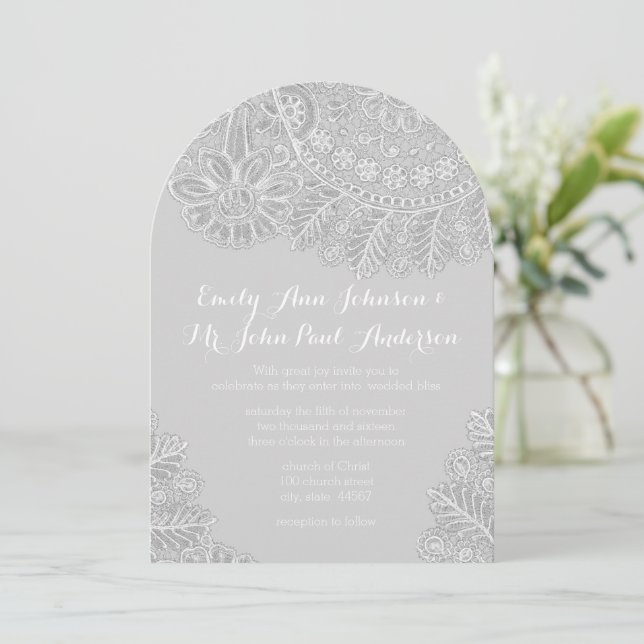 Rustikales Grey Heirloom Lace Wedding Einladung (Stehend Vorderseite)