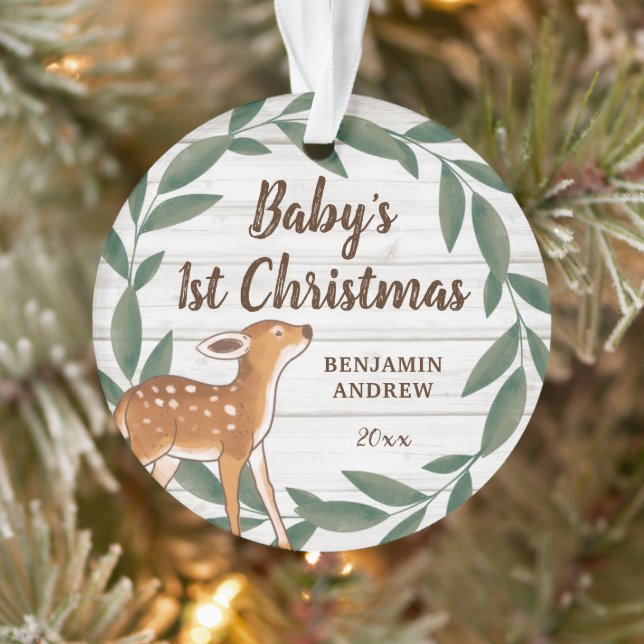 Rustikales Grün Deer Baby's erstes Weihnachtsfest- Ornament (Baum)