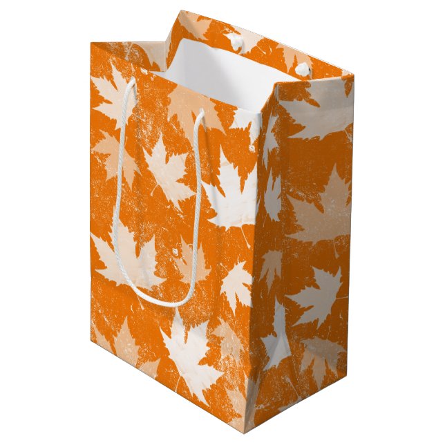 Rustikales Herbst-Herbstlaub-Muster Mittlere Geschenktüte (Vorderseite Schrägansicht)