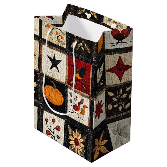 Rustikales Herbst-Quilmuster | Harvest Folk Motifs Mittlere Geschenktüte (Vorderseite Schrägansicht)