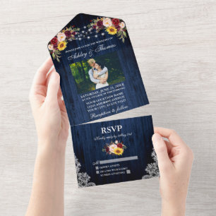 Rustikales Hochzeitblau-Holz-Blütenleuchten Spitze All In One Einladung