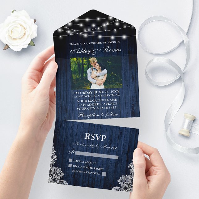 Rustikales Hochzeitblauer Holzsaitenlicht Foto All In One Einladung (All In One Wedding Invitation with tear off RSVP Card)