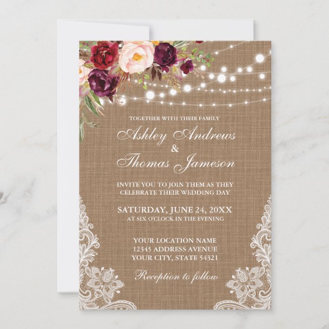 Rustikales Hochzeitburlap Lights Lace Floral laden Einladung (Vorderseite)