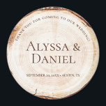 Rustikales Hochzeitsholz Magnet<br><div class="desc">Das Rustikale Hochzeitsholz Grain Custom Magnet, inspiriert durch den Charme und die natürliche Schönheit der Holzplatten, die bei romantischen rustikalen Hochzeiten häufig zu sehen sind. Dieses runde Magnet-Souvenir wurde entworfen, um eine Holzscheibe nachzuahmen, die komplexen Baumringe zu zeigen und Ihren Gastgeschenke Hochzeiten eine Touch rustikaler Eleganz hinzuzufügen. Passen Sie diesen...</div>