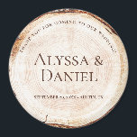 Rustikales Hochzeitsholz Magnet<br><div class="desc">Das Rustikale Hochzeitsholz Grain Custom Magnet, inspiriert durch den Charme und die natürliche Schönheit der Holzplatten, die bei romantischen rustikalen Hochzeiten häufig zu sehen sind. Dieses runde Magnet-Souvenir wurde entworfen, um eine Holzscheibe nachzuahmen, die komplexen Baumringe zu zeigen und Ihren Gastgeschenke Hochzeiten eine Touch rustikaler Eleganz hinzuzufügen. Passen Sie diesen...</div>