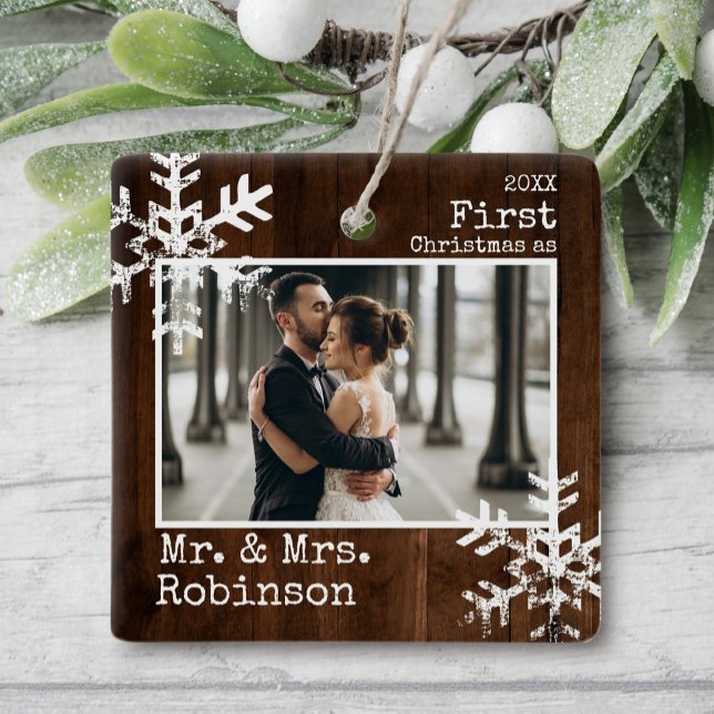 Rustikales Holz 1. Weihnachten Mr. & Mrs. Foto Keramikornament (Rustic snowflake family holiday keepsake photo ornament perfect for gifts to bring joy to others.)