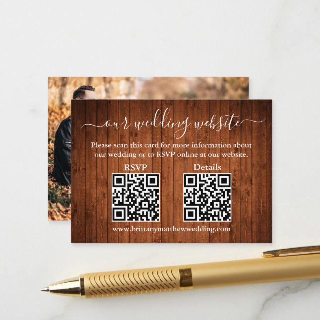 Rustikales Holz 2 QR Foto Hochzeit RSVP Details Begleitkarte (Vorderseite/Rückseite Beispiel)