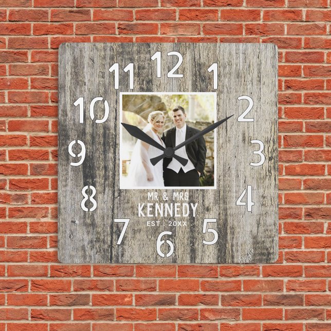Rustikales Holz 5. Hochzeitstag Foto Quadratische Wanduhr (Rustic Wood 5th Wedding Anniversary Photo Square Wall Clock
)