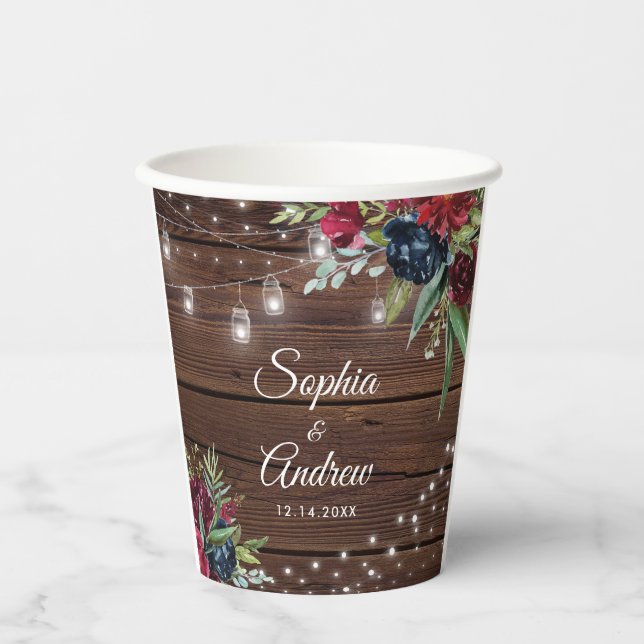 Rustikales Holz Burgund Blumenleuchten Hochzeit Pappbecher (Vorderseite)