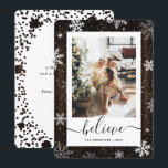Rustikales Holz Foto Schneeflocke Feiertagskarte<br><div class="desc">Rustikale Weihnachtskarte aus Holz mit Schneeflocken. Personalisieren Sie diese rustikale Urlaubskarte einfach mit Ihrem Foto und Text.</div>