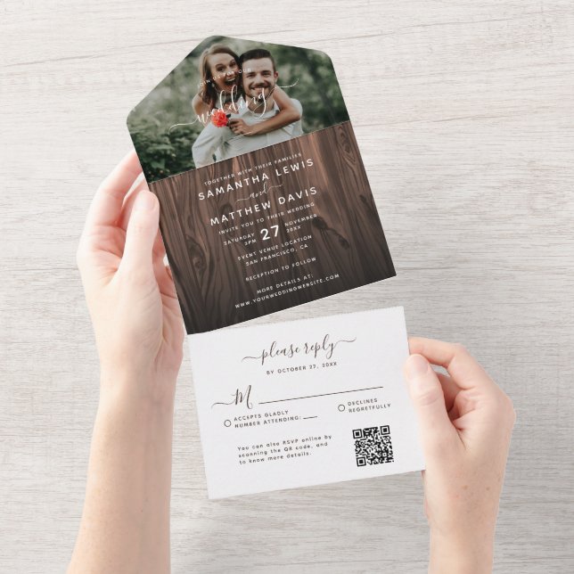 Rustikales Holz im Freien Hochzeit RSVP QR Code All In One Einladung (Abreißen)
