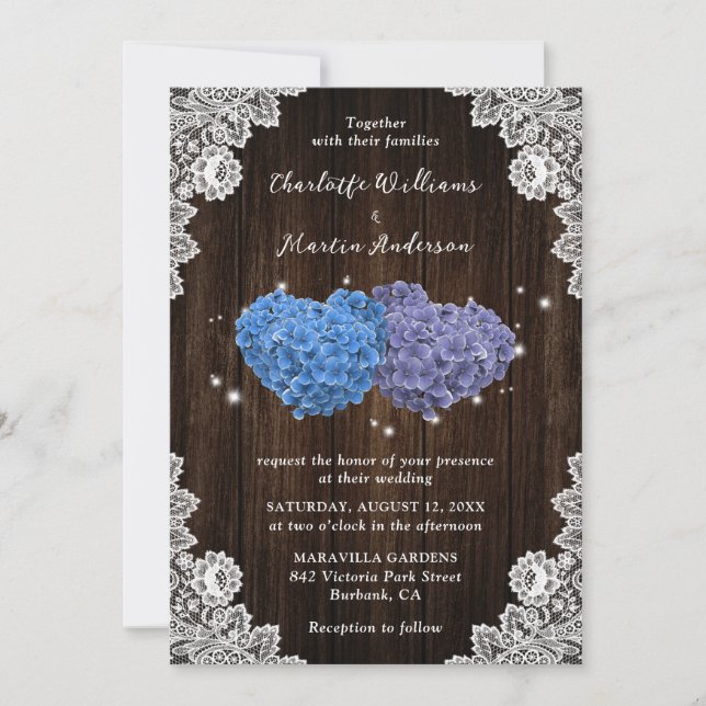 Rustikales Holz Lila und blaue blumenreiche Herzen Einladung (Vorderseite)