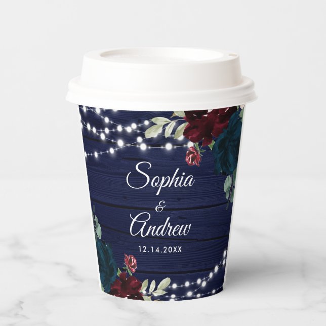 Rustikales Holz Marsala & Navy Blauer Blumen Pappbecher (Vorderseite)