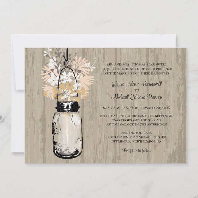 Rustikales Holz Mason Jar und Wildblumen Hochzeit Einladung (Vorderseite)
