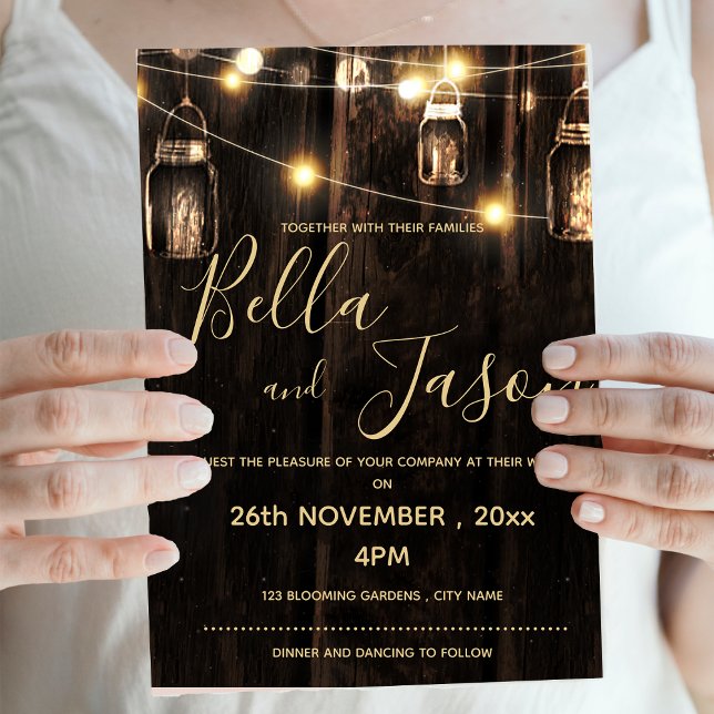 Rustikales Holz mit leuchtenden Lichtern Einladungspostkarte (Rustic Wood With String Lights Lanterns Wedding Invitation Postcard)