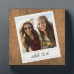 Rustikales Holz mit Vintagem quadratischem Foto Fotoplatte<br><div class="desc">Ein Vintages und trendiges Design mit einem Retro-Rahmen, mit dem Sie Ihr Lieblings-Selfie oder Portrait eines Freundes hinzufügen können. Verwenden Sie ein quadratisches Foto, um ein einzigartiges und persönliches Geschenk zu kreieren oder den Hipster Welpen behalten und einen trendigen Sake zu machen. Wenn Sie die Bilder anpassen müssen, klicken Sie...</div>