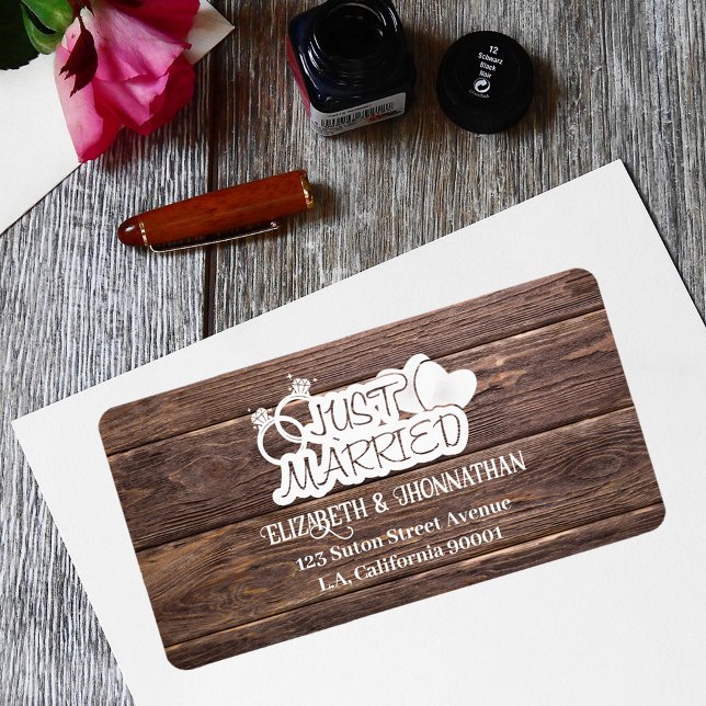 Rustikales Holz nur verheiratet Weiße Typografie H Adressaufkleber (Von Creator hochgeladen)