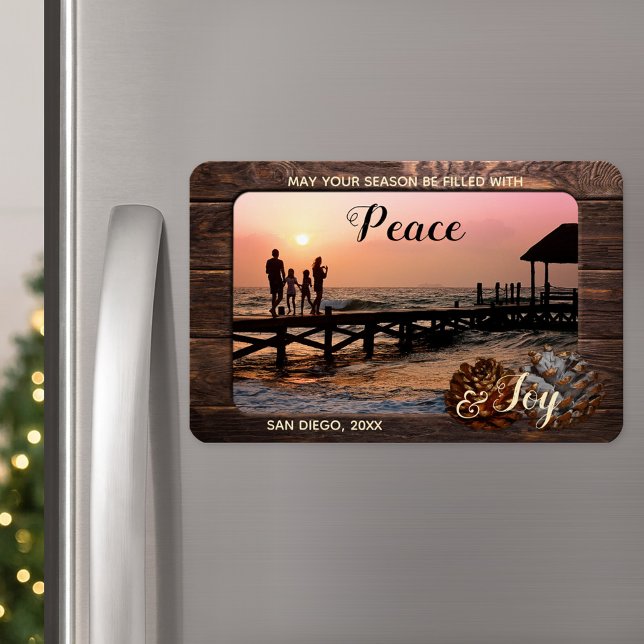 Rustikales Holz Personalisiert Holiday Foto Magnet (A Christmas magnet featuring your custom photo framed by rustic dark wood and festive pine cone)