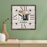 Rustikales Holz Personalisiertes Foto Hochzeit Jah Quadratische Wanduhr<br><div class="desc">Wedding clocks to personalize with the paar's foto and last name. The rustic wood background adds a country chic look. Great gift for weddings,  anniversaries und new home housewarming .</div>