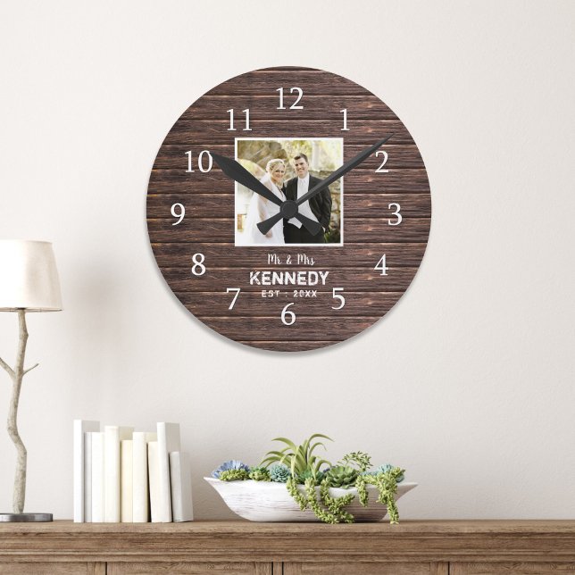 Rustikales Holz Personalisiertes Foto Hochzeit Jah Runde Wanduhr (Rustic Wood Personalized Photo Wedding Anniversary Round Clock)