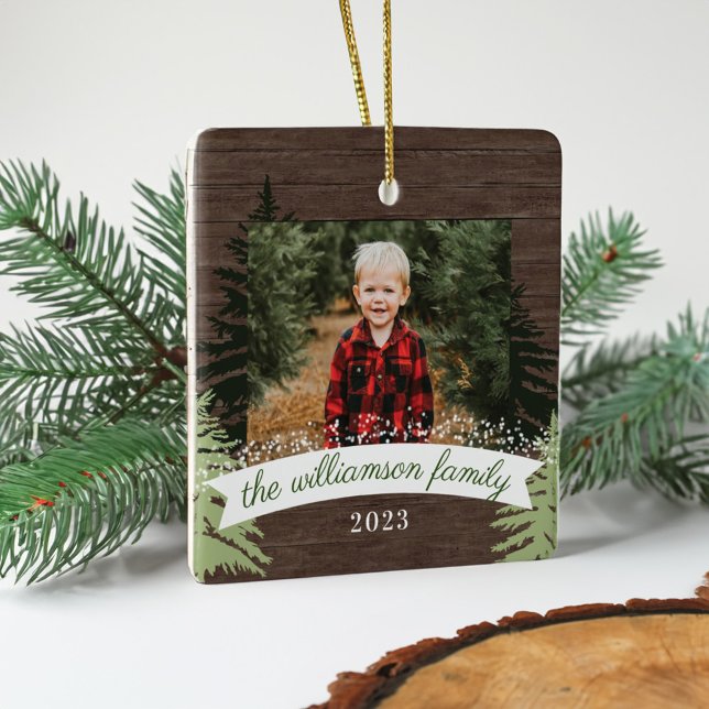 Rustikales Holz Pine Weihnachtsbaumen Familienbaum Keramikornament (Rustic Wood Pine Christmas Trees Family Photo Ceramic Ornament)