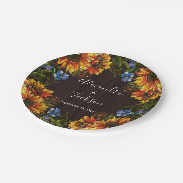 Rustikales Holz Sonnenblumen Land Hochzeitsplatz Pappteller (Schrägansicht)