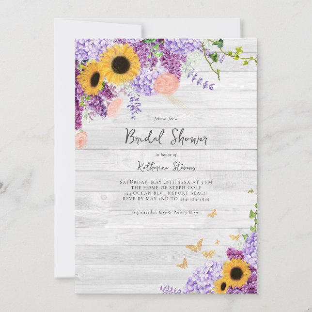 Rustikales Holz Sonnenblumen Lilac Floral Brautpar Einladung (Vorderseite)