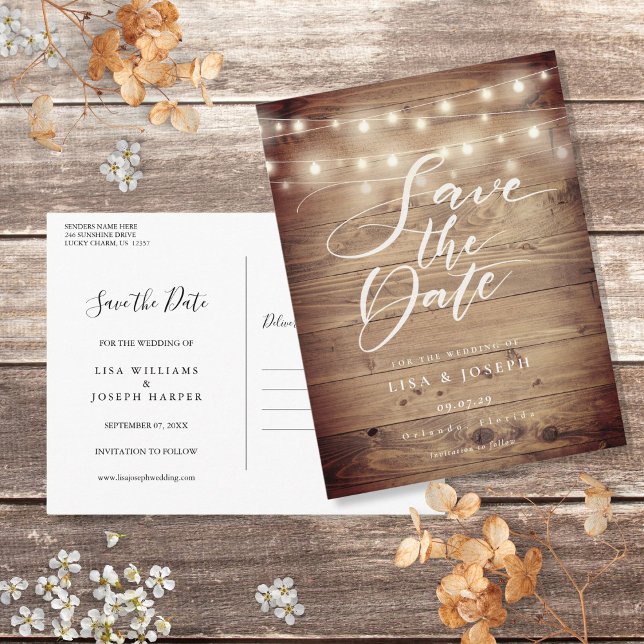 Rustikales Holz-String-Licht-Skript Save the Date Postkarte (Rustic Wood String Lights Script Save the Date Postcard)