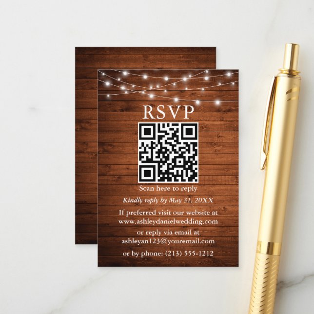 Rustikales Holz String Lights QR Wedding RSVP Begleitkarte (Vorderseite/Rückseite Beispiel)