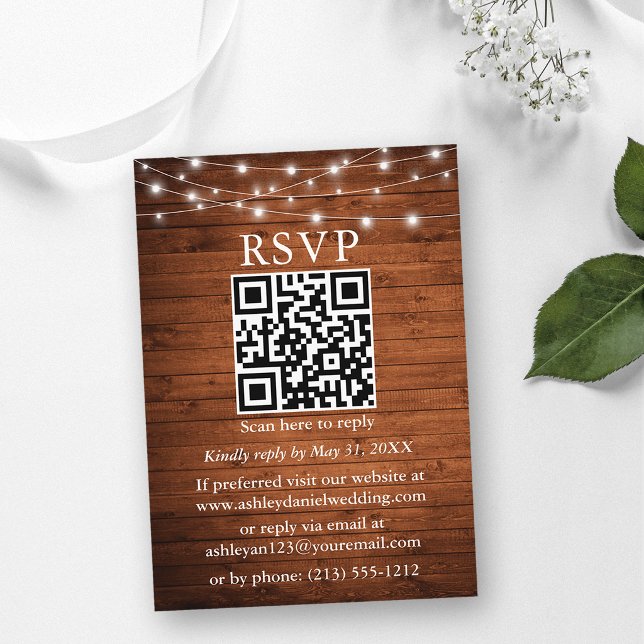 Rustikales Holz String Lights QR Wedding RSVP Begleitkarte (Customize with your QR code image and text.)